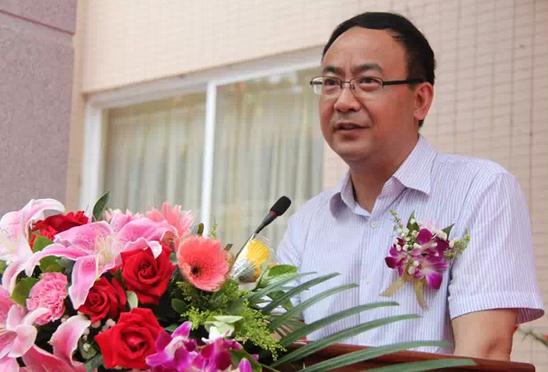华南理工大学工管学院院长朱桂龙在对温氏学院的成立表示祝贺.